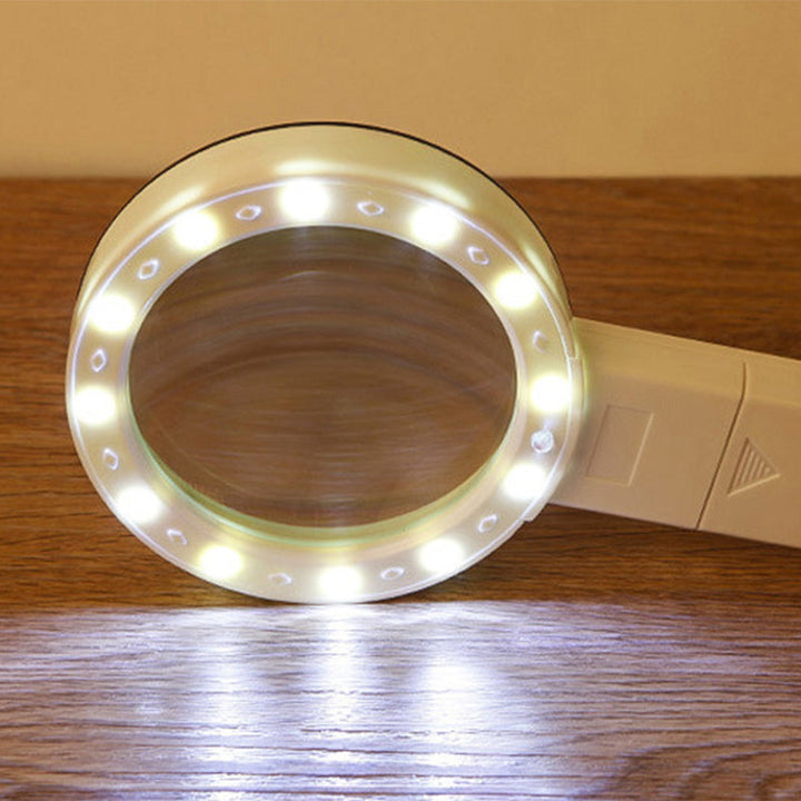 Komfortable Handlupe mit 30X Vergrößerung und integriertem LED-Licht; ideal für längeres Lesen.