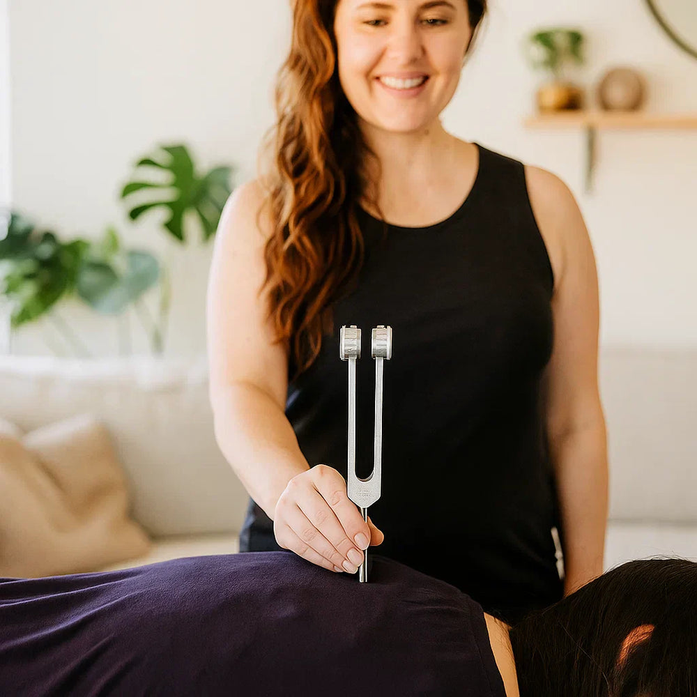 Person nutzt HarmoniStick 128 Klanginstrument zur Meditation & Energiearbeit. Fördert Balance & spirituelle Harmonie.