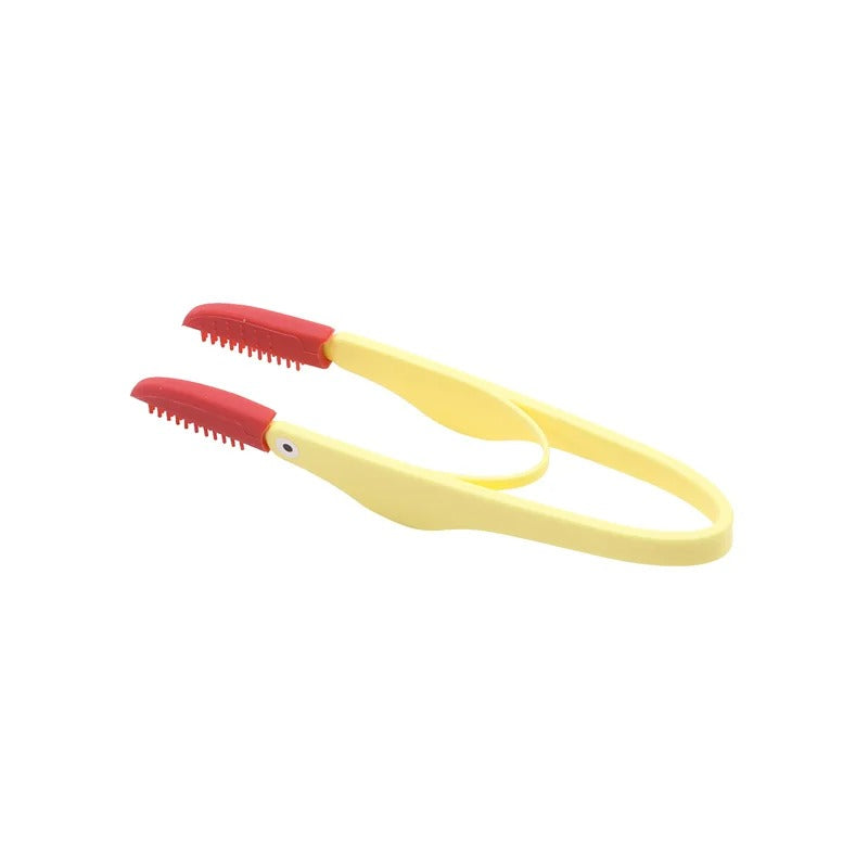 Besitzer pflegt das Auge eines Hundes mit dem Haustier Augenkamm für optimale Hygiene.