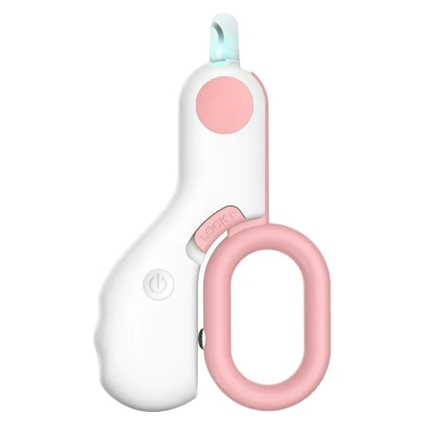 Detailansicht: Scharfe Klinge des LED-Nageltrimmers, beleuchtet die Blutlinie für sicheres Schneiden.