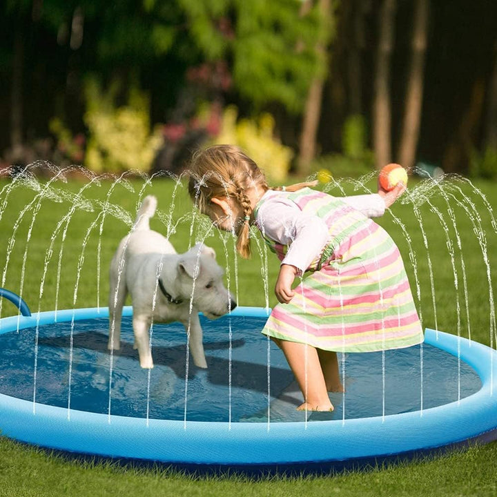 Kinder genießen die Wasseraktivität auf dem Haustier-Sprinklerkissen. Sicheres Kinderspielzeug für den Garten.