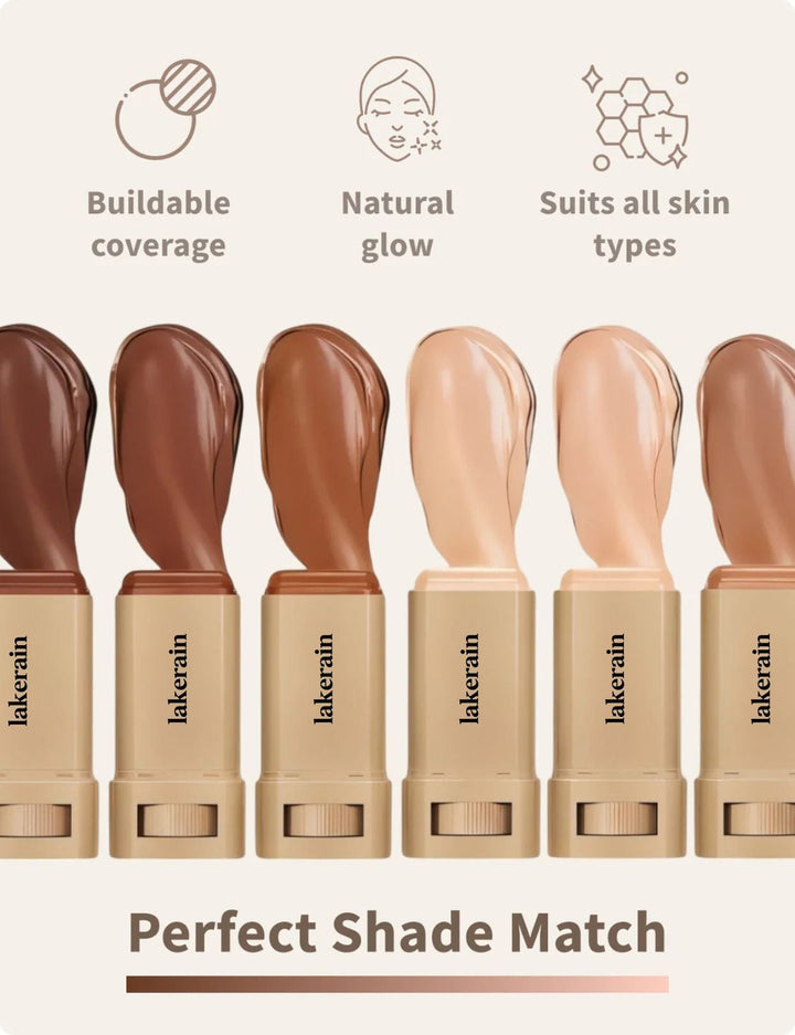 Frau trägt HautGlanz Glow-Ton Balsam auf. Leichte, feuchtigkeitsspendende Make-up Foundation.