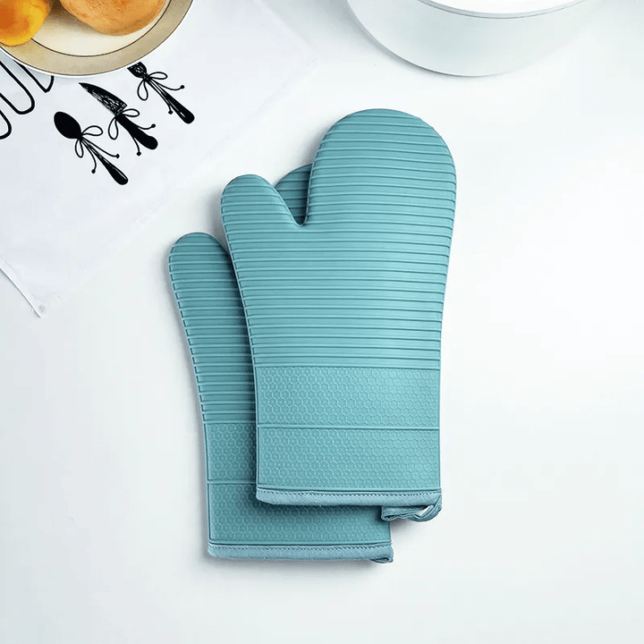 Nahaufnahme der rutschfesten Textur eines HEATSAFE Ofenhandschuhs, zeigt Halt und Qualität für sicheres Kochen.
