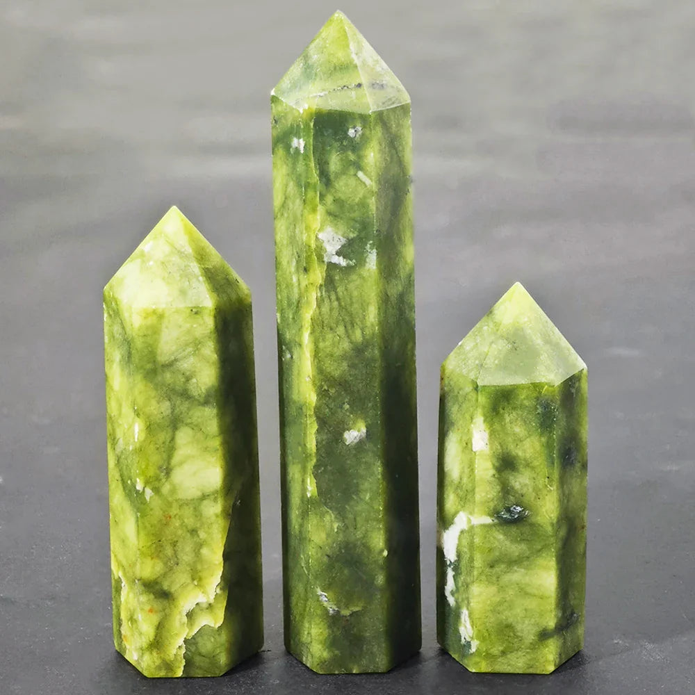 Handgefertigter Naturstein Obelisk, einzigartiges Energieobjekt und Deko für Wellness.