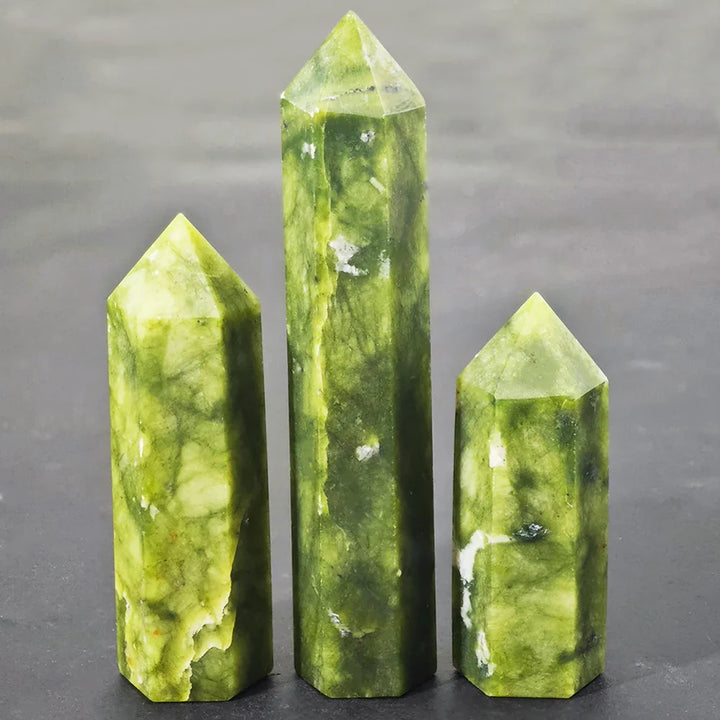 Handgefertigter Naturstein Obelisk, einzigartiges Energieobjekt und Deko für Wellness.