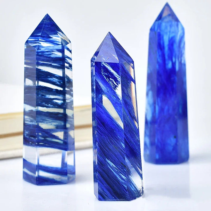 Einzigartiger Naturstein Obelisk, ein mächtiger Kristall für Meditation und Wohlbefinden.