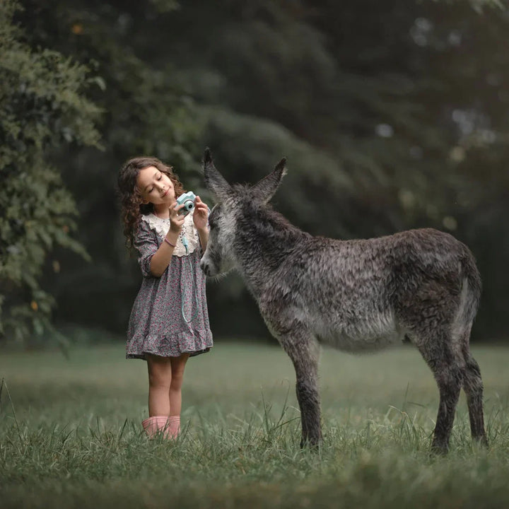 Kindgerechter Fotoapparat: Die Digitalkamera ermöglicht es Kindern, ihre Welt kreativ zu entdecken und festzuhalten.