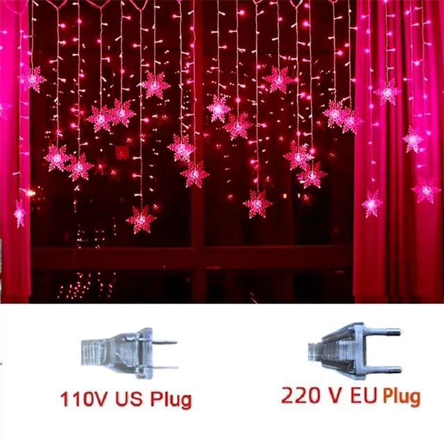 Festliche LED Schneeflocken Lichterkette als bezaubernde Weihnachtsbeleuchtung im Winter.