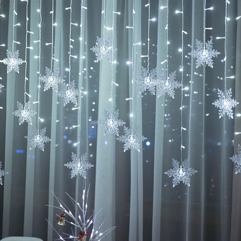 Detailaufnahme der LED Schneeflocken Lichterkette, ideal für winterliche Fenster-Deko.