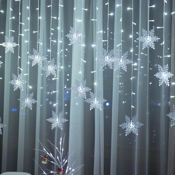 Detailaufnahme der LED Schneeflocken Lichterkette, ideal für winterliche Fenster-Deko.
