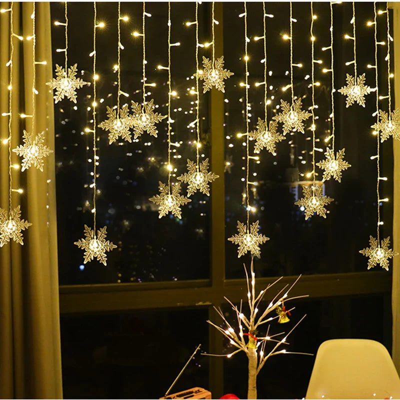 Wasserdichte IP44 LED Schneeflocken Lichterkette für stimmungsvolle Weihnachtsbeleuchtung.