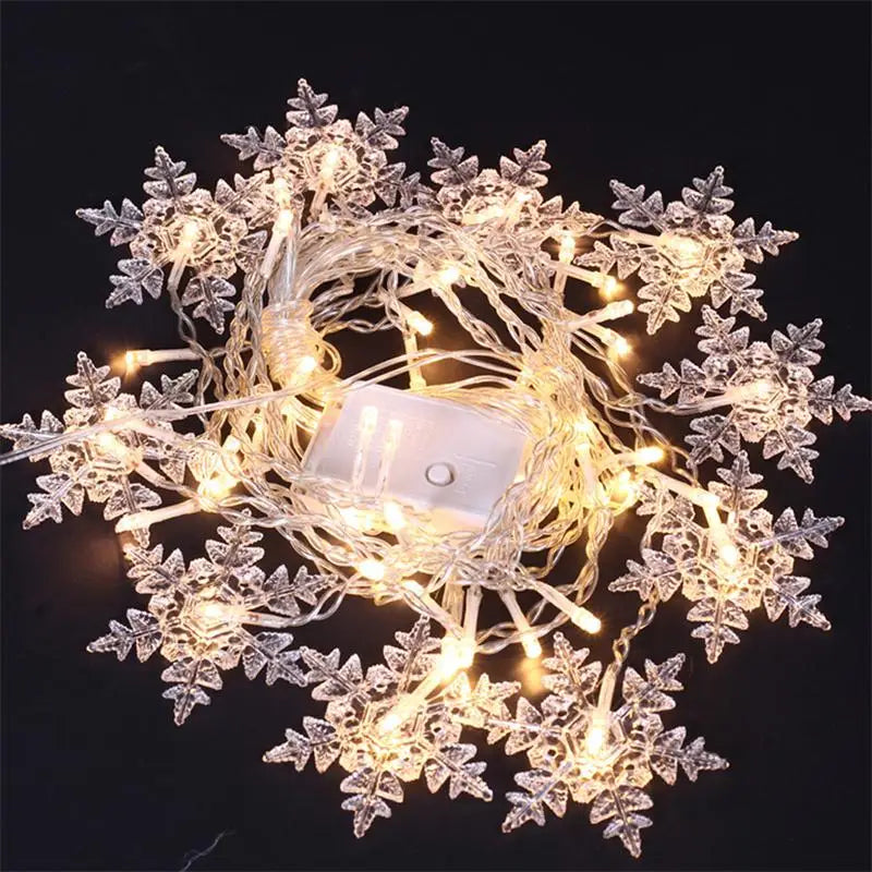 Weihnachtliche LED Lichterkette mit filigranen Schneeflocken, perfekt für Vorhang-Deko.