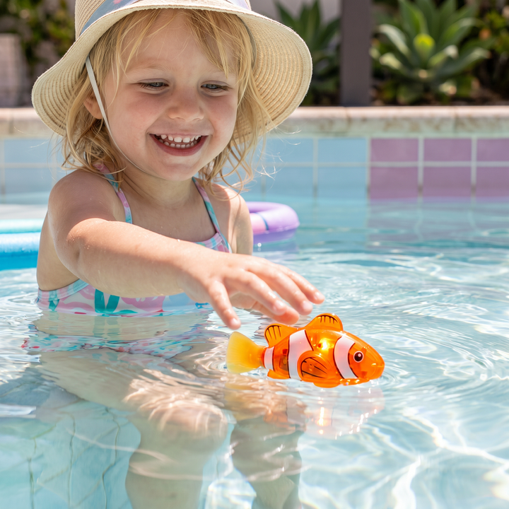 Set von verschiedenen leuchtenden LED Schwimmfischen, ideales sensorisches Spielzeug für kreativen Badespaß.