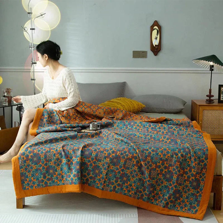 Herbstliche Baumwollsteppdecke in Orange-Blau. Gemütliche Bettdecke für Schlafzimmer-Dekoration.