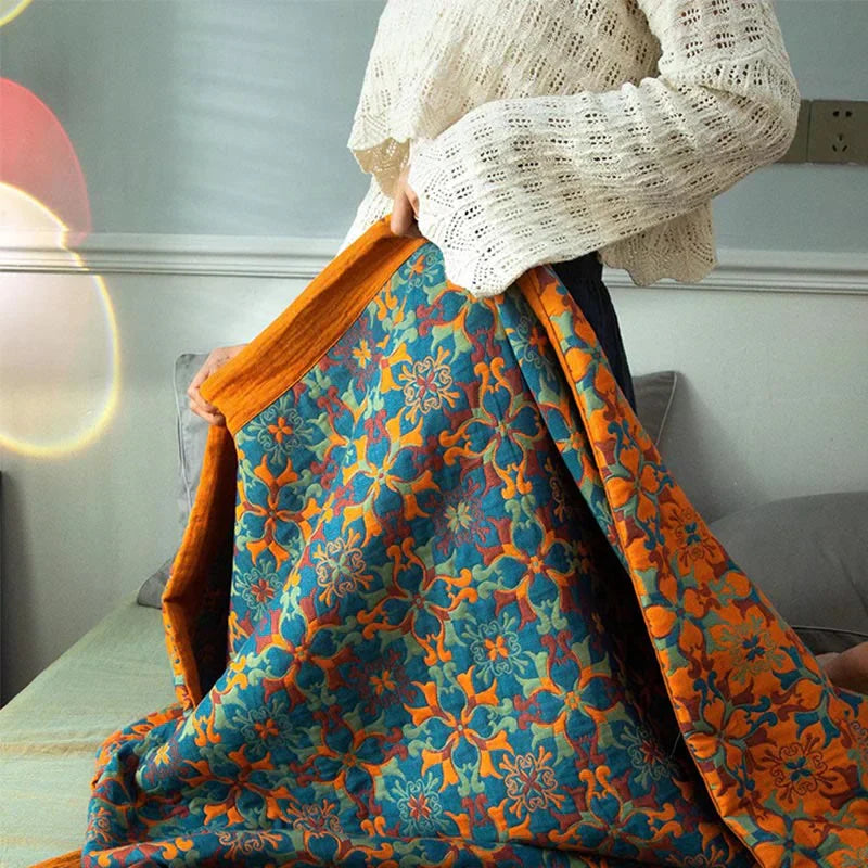 Gemütliche orange-blaue Steppdecke aus Baumwolle. Dekorative Bettdecke für Ihr Schlafzimmer.