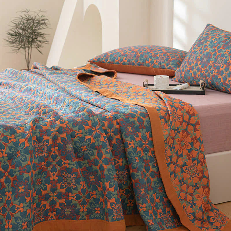 Umweltfreundliche Baumwollsteppdecke im Herbst-Design. Orange-blaue Decke für Wärme.