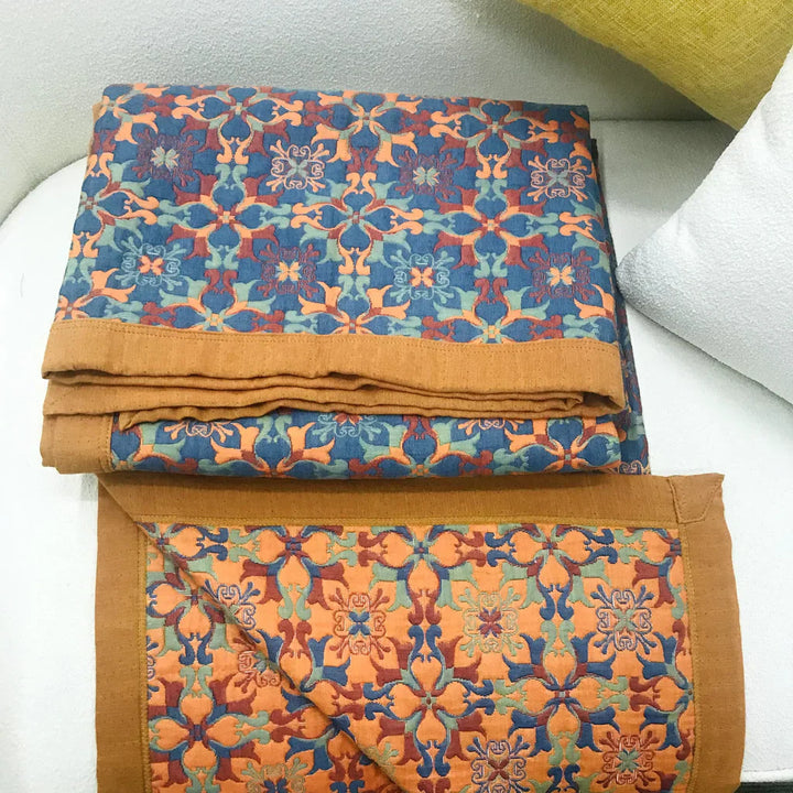 Komfortable orange-blaue Baumwollsteppdecke. Dekorative Bettdecke für warme Winternächte.