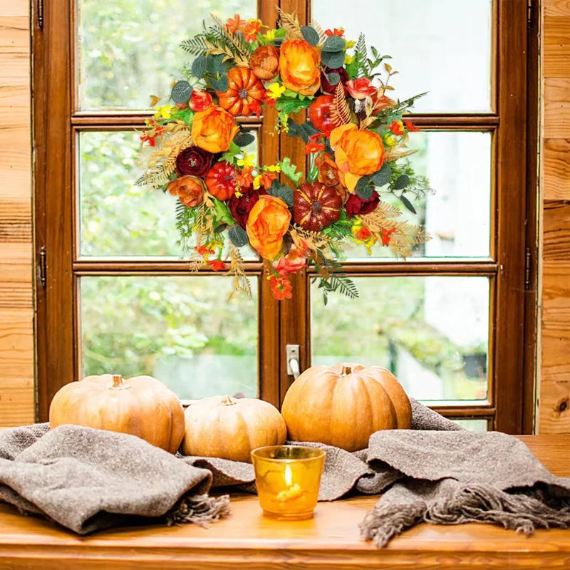 Natürlicher Rattan-Herbstkranz mit orangefarbenen Kürbissen. Vielseitige saisonale Deko, 40 cm.