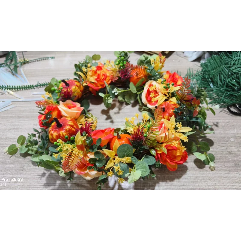 Eleganter Herbstkranz 40 cm aus Rattan mit Kürbis-Deko, ideal als Türkranz oder Wanddeko.