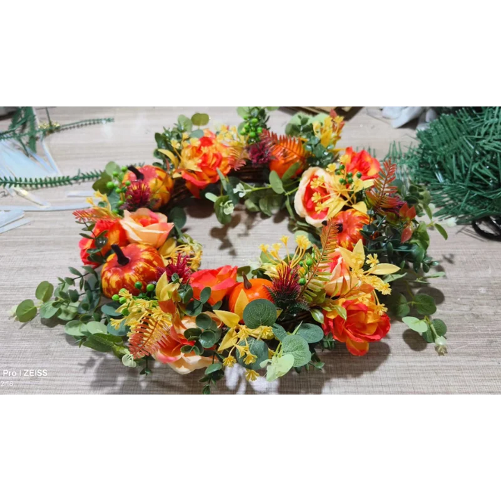 Eleganter Herbstkranz 40 cm aus Rattan mit Kürbis-Deko, ideal als Türkranz oder Wanddeko.