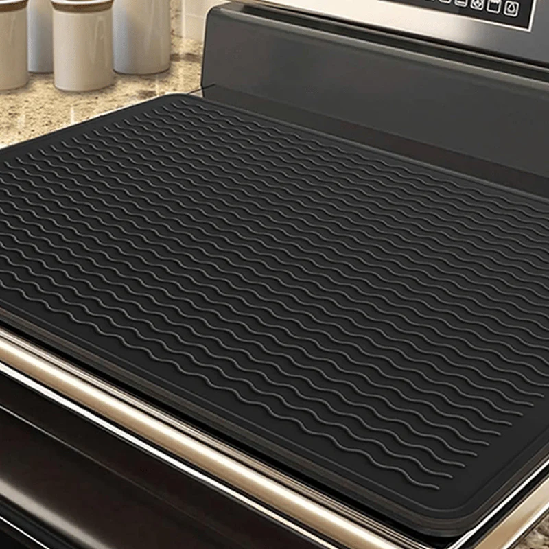 Moderne Herdabdeckung ThermaGuard: Eleganter Silikonschutz für das Kochfeld, schafft mehr Platz.