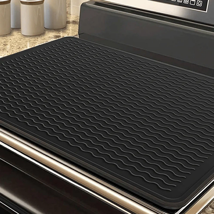 Moderne Herdabdeckung ThermaGuard: Eleganter Silikonschutz für das Kochfeld, schafft mehr Platz.