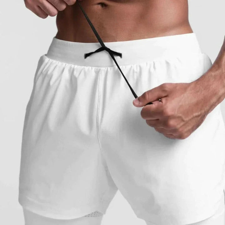 Praktische Herren Sportshorts 2-in-1, atmungsaktiv und komfortabel. Deine neue Lieblingshose für Sommer-Workouts.