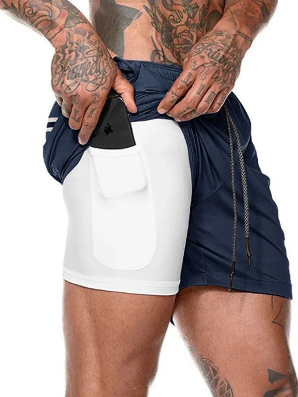 Seitliche Taschen an den Herren 2-in-1 Shorts, praktisch für kleine Essentials beim Sport.