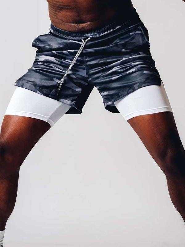 Ordentlich gefaltete Herren 2-in-1 Sportshorts, bereit für das nächste Workout & Sommer-Abenteuer.