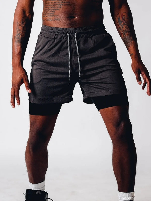 Leichte Herren 2-in-1 Sportshorts, optimiert für höchsten Komfort & Leistung bei Hitze.