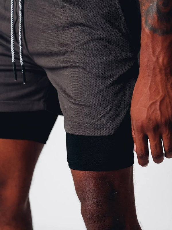 Herren 2-in-1 Sportshorts mit reflektierenden Elementen für erhöhte Sichtbarkeit beim Laufen in Dämmerung.