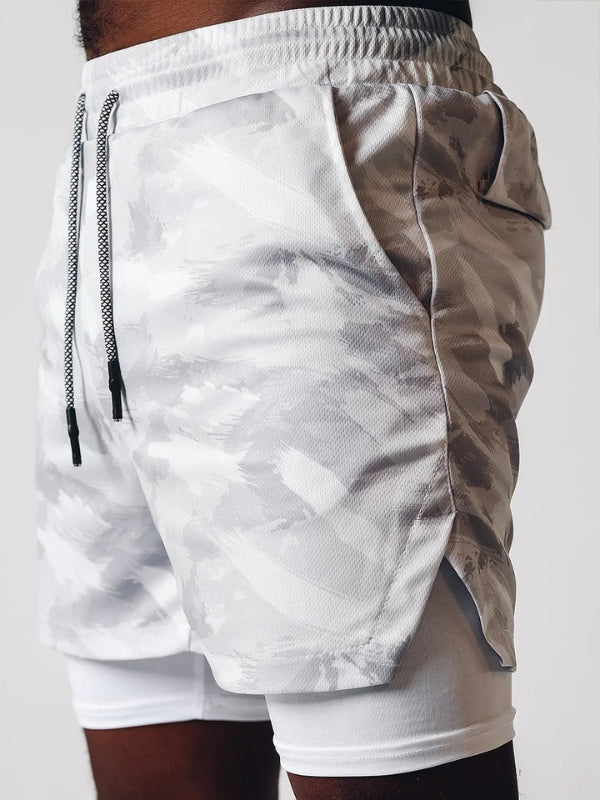 Mann nach dem Training in 2-in-1 Sportshorts am Seeufer, symbolisiert Komfort & Entspannung.