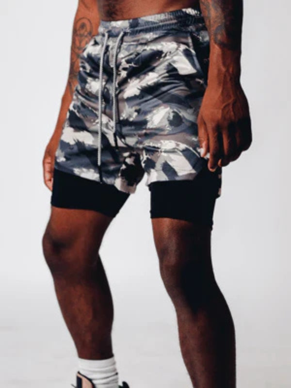 Graue Herren 2-in-1 Sportshorts, seitliche Ansicht, ideal für Athleisure & Activewear im Sommer.