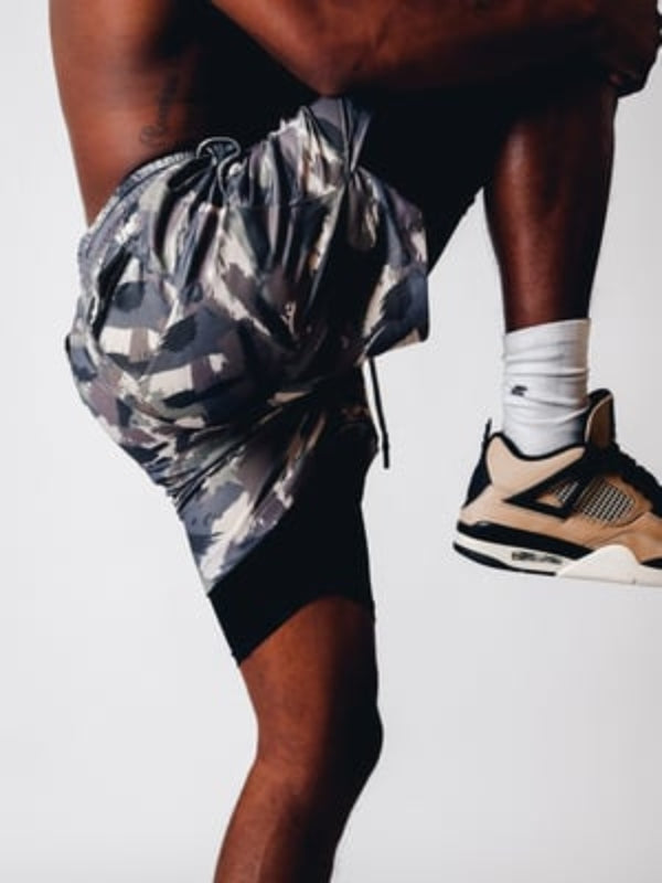 Rückansicht der Herren 2-in-1 Sommer-Sportshorts mit praktischer Reißverschlusstasche für Jogging.