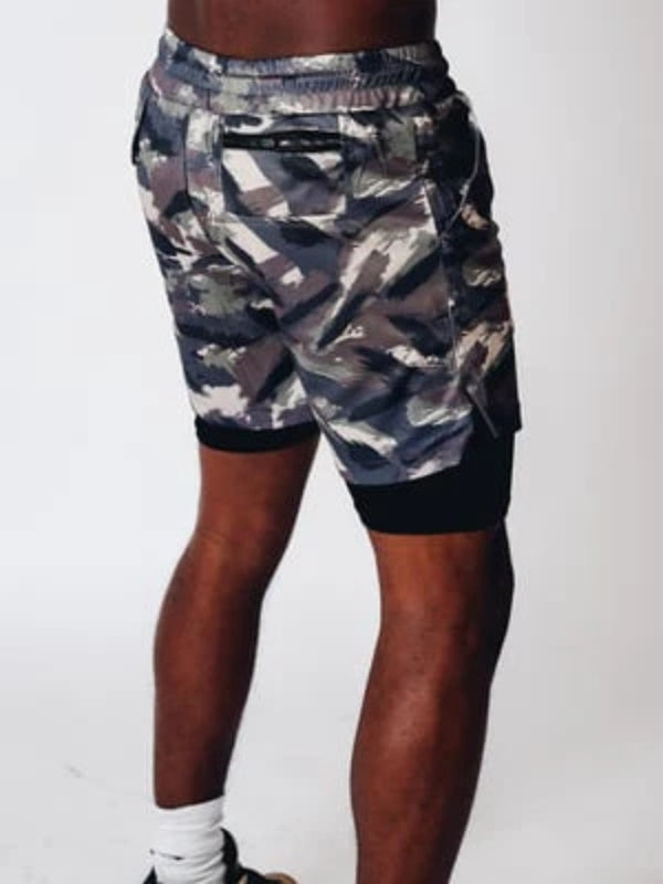 Nahaufnahme der atmungsaktiven Stoffstruktur der Herren 2-in-1 Activewear Shorts für Sommer.