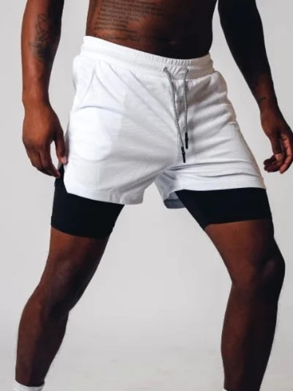 Mann trägt schwarze 2-in-1 Sportshorts beim Laufen im Freien, zeigt optimale Bewegungsfreiheit.