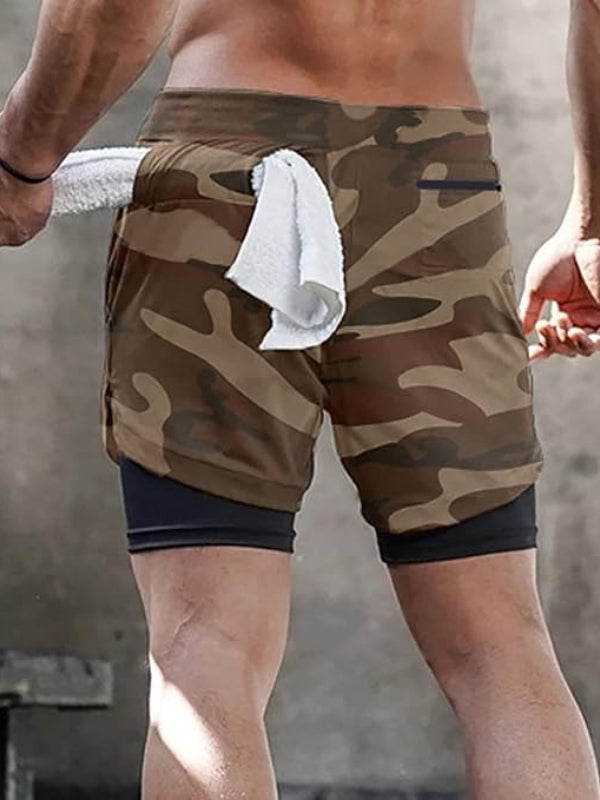 Mann entspannt in grauen 2-in-1 Freizeitshorts, perfekt für Athleisure-Look im Sommerpark.