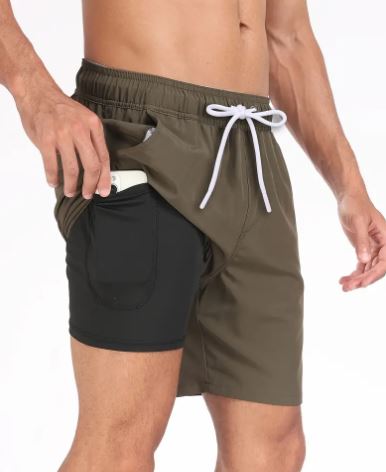 Herren Badeshorts mit elastischem Bund & Handytasche, perfekt zum Schwimmen.