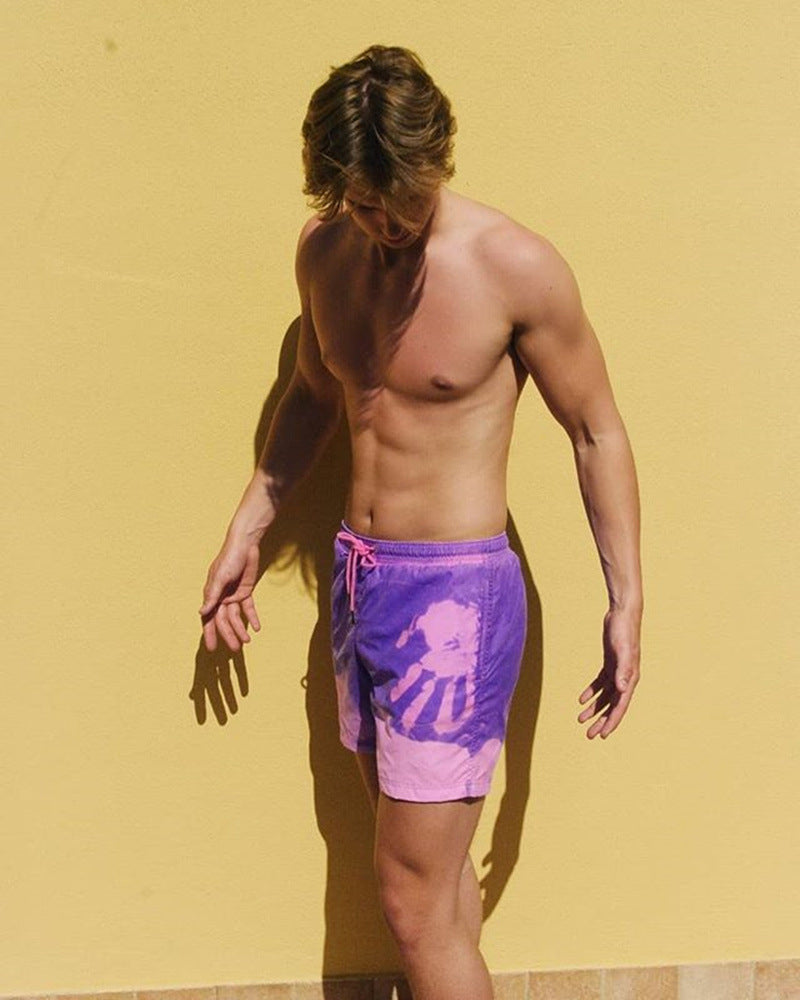 Herren Badeshorts mit magischem Farbwechseleffekt; perfekt für Schwimmen, Strand & Sommerurlaub.