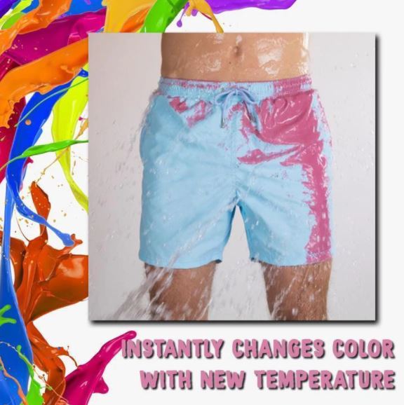 Jungen Badeshorts, die im Wasser die Farbe wechseln; coole Strandmode für Sommer & Pool.