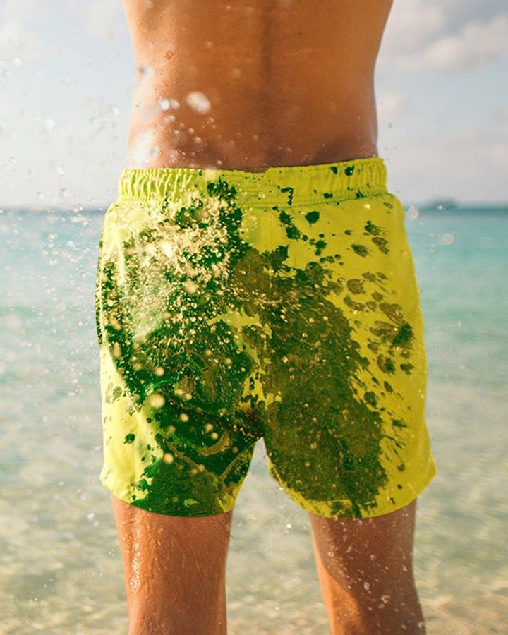 Farbwechselnde Badeshorts für Jungen, kombiniert mit T-Shirt; stylische Sommer-Strandmode.