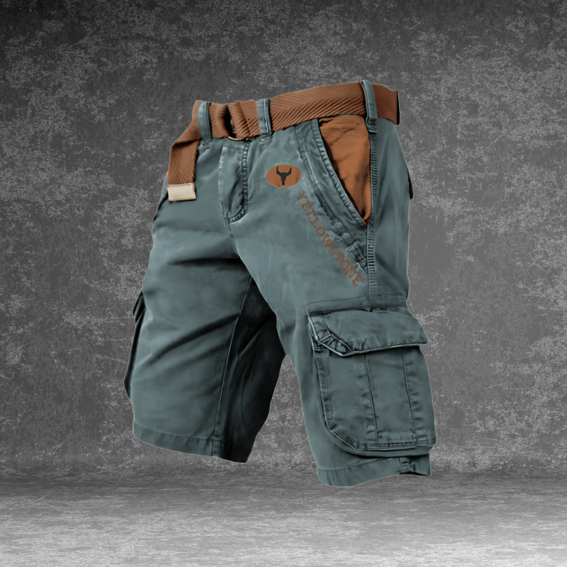 Mann trägt sportliche MAVERICK Herren Cargoshorts beim Wandern, bequem & funktional für aktive Freizeit & Abenteuer.
