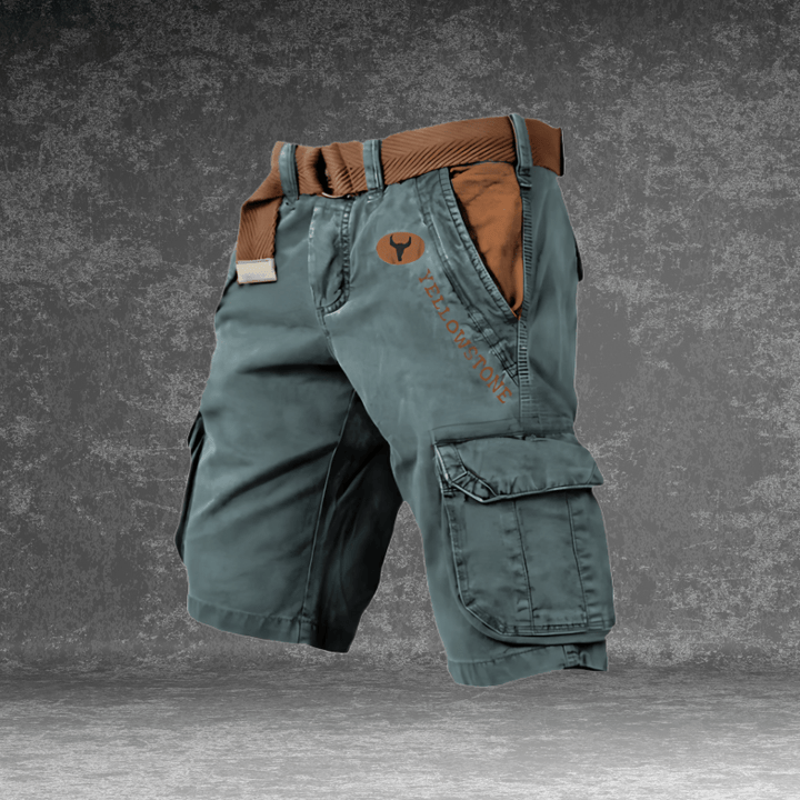 Mann trägt sportliche MAVERICK Herren Cargoshorts beim Wandern, bequem & funktional für aktive Freizeit & Abenteuer.