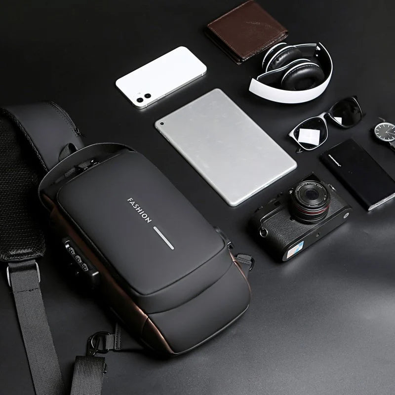 Sichere Herren Umhängetasche mit USB-Anschluss, robust, wasserabweisend, perfekt für Technik-Gadgets.