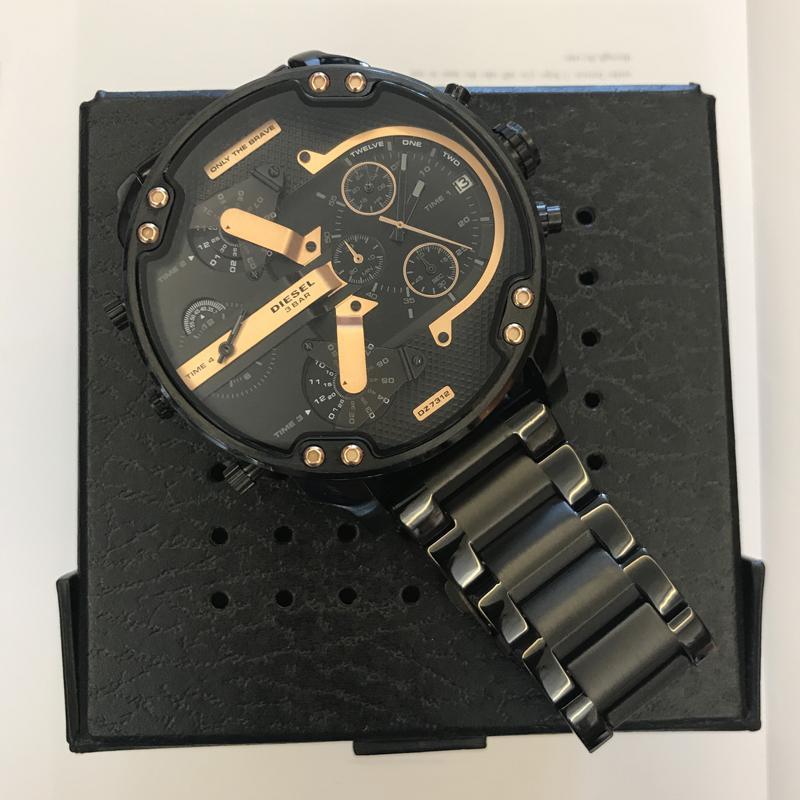 Seitliche Ansicht der Herren-Edelstahl-Uhr, robustes Gehäuse und detaillierte Drücker.