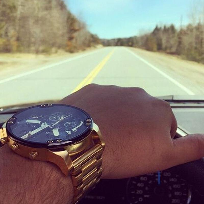 Geschenkidee für Männer: Hochwertiger Edelstahl Chronograph mit Quarzwerk, stilvoll und präzise.