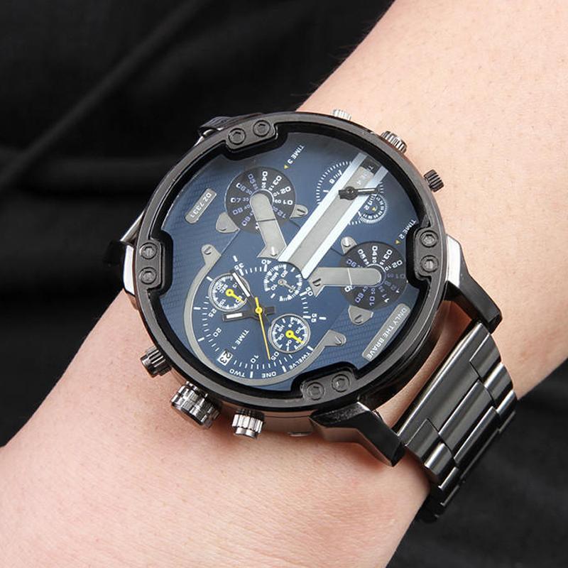 Detailansicht des Zifferblatts des Edelstahl-Chronographen mit deutlichen Indizes und Zeigern.
