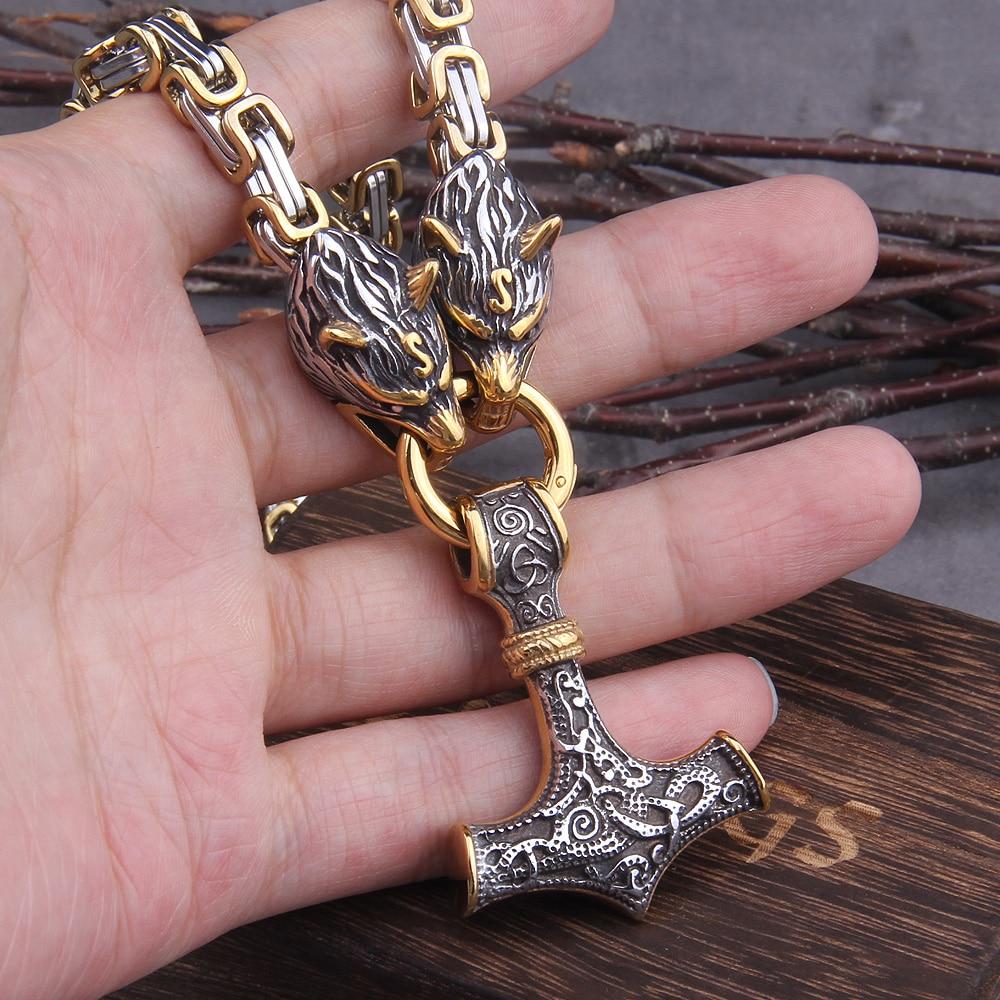 Herren Schmuck: Edelstahl Wolfskopf & Mjölnir Kette getragen, maskuliner Wikinger-Look.