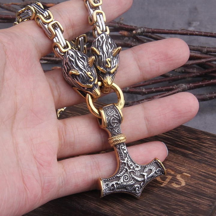 Herren Schmuck: Edelstahl Wolfskopf & Mjölnir Kette getragen, maskuliner Wikinger-Look.