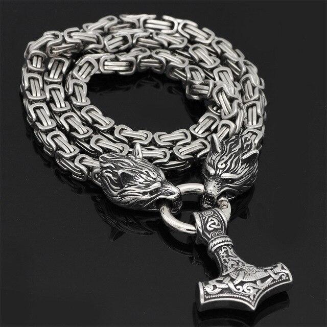 Nahaufnahme des nordischen Mjölnir Anhängers aus Edelstahl, Symbol für Schutz & Kraft.